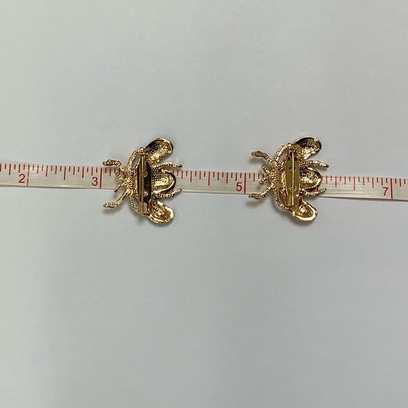 1 Red and 1 Black Flying Insect Brooch - Picture 6 of 7